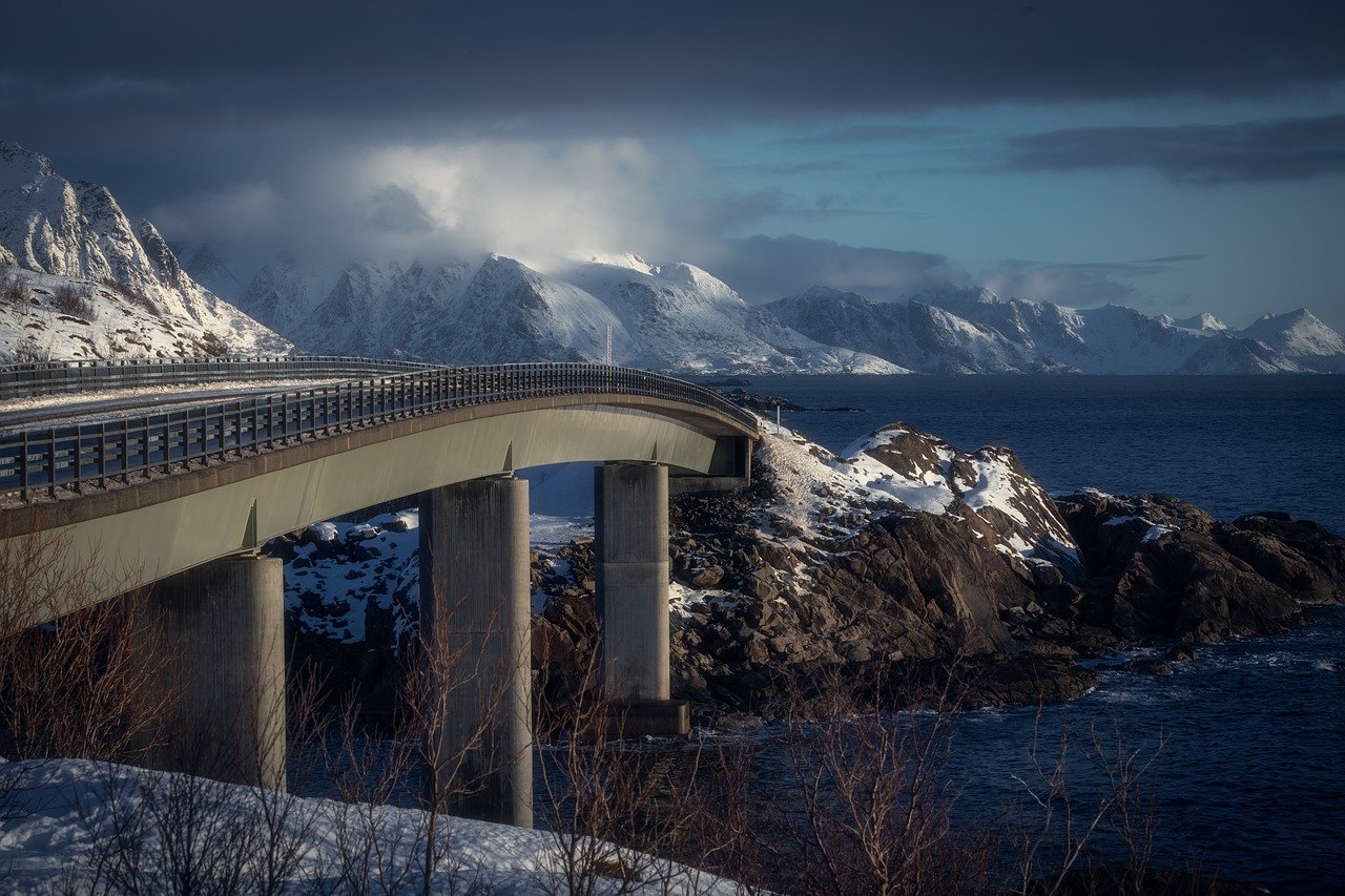 Brücke auf die Inselgruppe, Berge und Meer im Winter